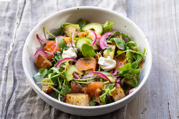 Salad with smoked salmon, pickled onions and croutons