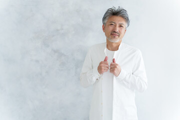 シャツを着こなすおしゃれなミドル男性