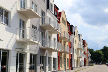 Obraz premium Modern houses with balconies on city street