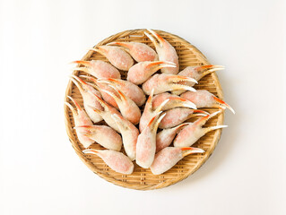 ザルに並べたズワイガニの爪 殻付き 約1kg