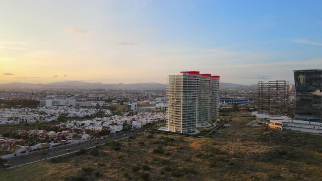 Edificios en ciudad downtown sunset fotograf&iacute;a video insitucional 