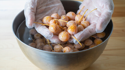 銀杏の実を水に浸す