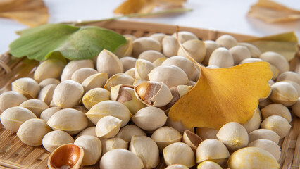 イチョウの葉と銀杏の種