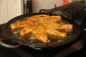 Obraz na płótnie Canvas Spicy Fish is frying in oil