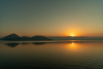 湖の朝日