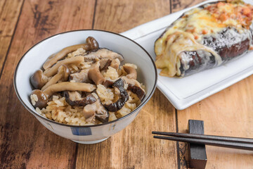 秋の味覚　キノコご飯と焼きナス

