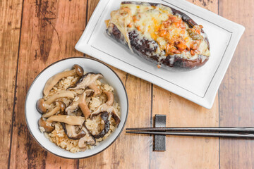 秋の味覚　キノコご飯と焼きナス
