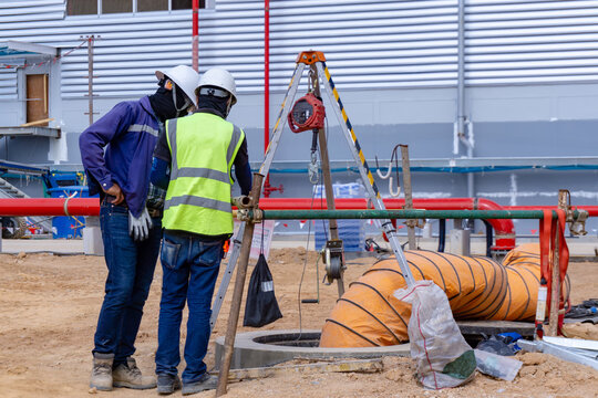 The Safety Officer And Engineering Team Discuss Working Method Before Sending Workers Into A Confined Space.