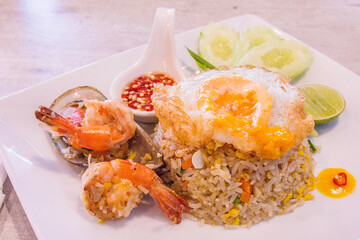 Shrimp fried rice, green onion, lime on wooden background, side view, traditional Thai street food Stock Picture