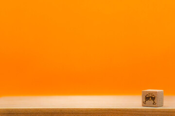 ステージの上にグラスを合わせる乾杯のアイコンがあるオレンジ色の背景