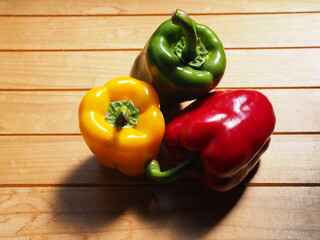 緑、黄、赤のパプリカ