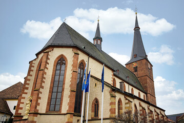 Fototapeta na wymiar Katholische Kirche in Deidesheim