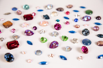 たくさんの並べられたヴィンテージストーン