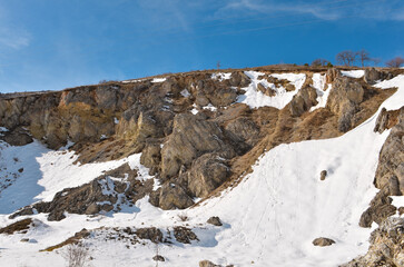 Parete rocciosa abruzzese innevata in Italia