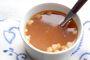 熱々のオニオンコンソメスープ
