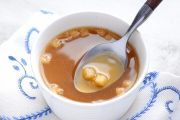 熱々のオニオンコンソメスープ