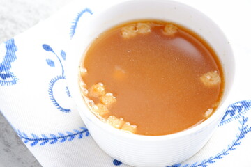 熱々のオニオンコンソメスープ