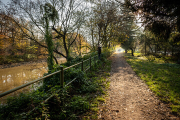 Fototapeta premium Autumn landscape couple at the end of a path.