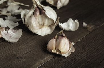 Garlic on a wooden kitchen table