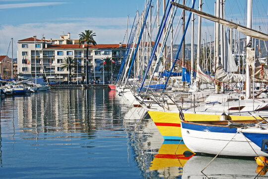  La Seyne-sur-Mer port ville Var voiliers amarrés à quai palmier paysage varois belle photo la Seyne sur Mer Méditerranée