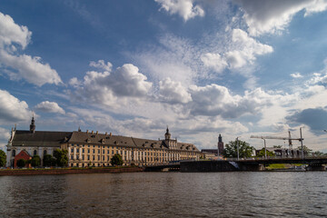 Widok na budynek Uniwersytetu Wrocławskiego i rzekę Odrę. 