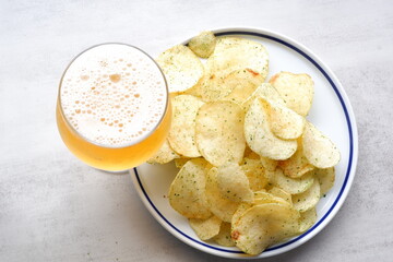 のり塩味のポテトチップスとよく冷えたビールのグラス