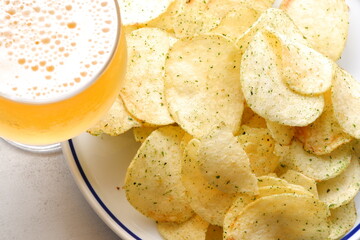 のり塩味のポテトチップスと、よく冷えたビールのグラス