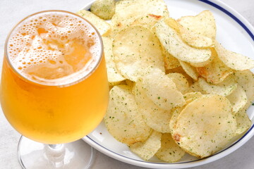 のり塩味のポテトチップスとよく冷えたビールのグラス