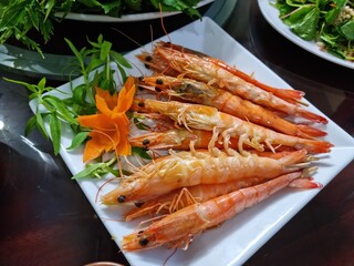 
Shrimp arranged neatly on a plate.