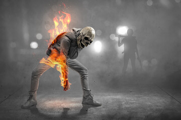 Naklejka premium Man with a skull head costume on fire