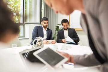 Business Leute arbeiten zusammen mit Tablet Computer