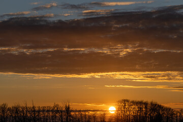 Fototapeta premium the setting sun sinks below the horizon.