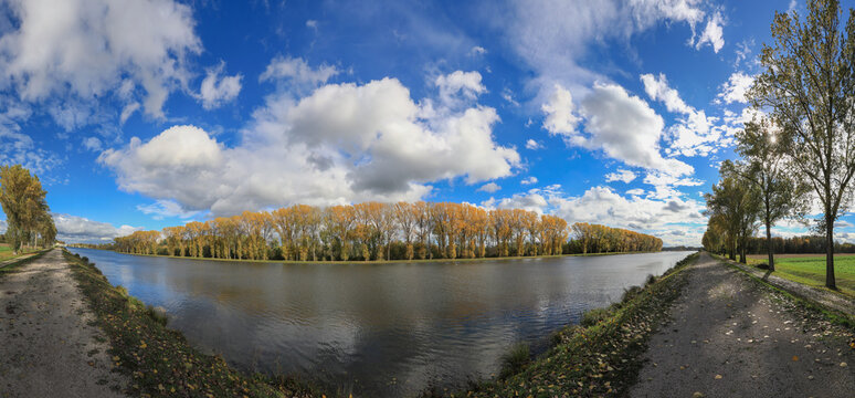 Herbst Spaziergang entlang des aufgestauten Fluss Lech in Ellgau, nahe Meitingen im Landkreis Augsburg, Bayern, Deutschland	