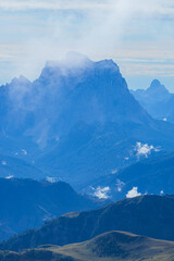 Le vette dolomitiche tra Val Badia e Val Gardena, all'interno dell'area UNESCO, vicino al paese di Corvara, Trentino Alto Adige - agosto 2024