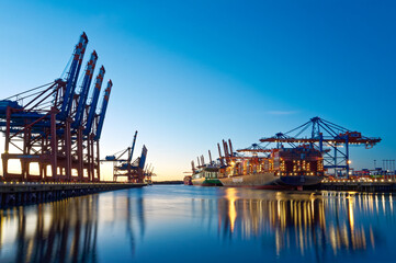 Hamburg Containerterminal zur blauen Stunde