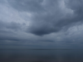 Naklejka premium Scenic seascape. Moody stormy sky and calm sea. Beautiful nature.