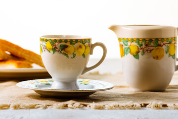 Obraz na płótnie Canvas Te en jarro de ceramica con taza y pastas