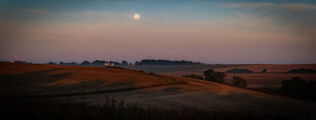 wschód nad łąkami z księżycem © Mariusz