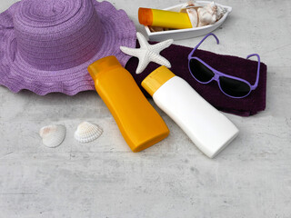 Strand-Accessoires:  Badesachen,Hut, Sonnenbrille,Handtuch und Sonnenschutzprodukte .