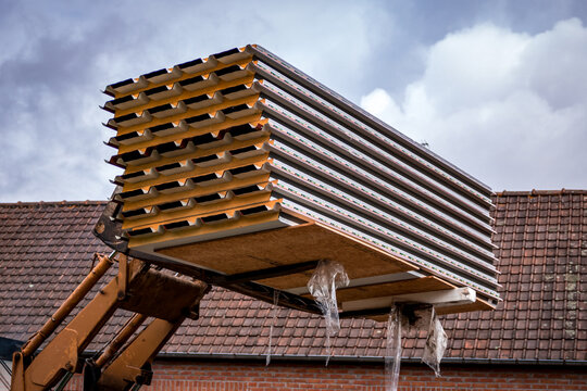 Elévation de panneaux sandwich pour  toiture isolée sur maison en briques