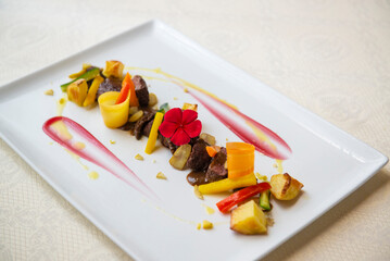 Secondo piatto di Filetto di cervo con patate, carote, peperoni