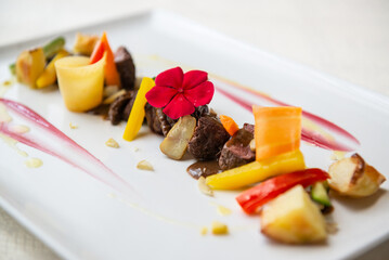 Secondo piatto di Filetto di cervo con patate, carote, peperoni