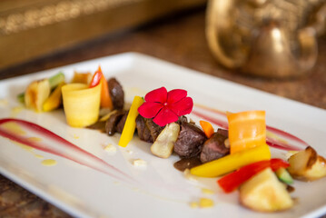 Secondo piatto di Filetto di cervo con patate, carote, peperoni