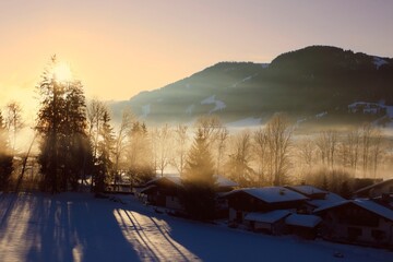 winterlicher Sonnenaufgang mit Nebel