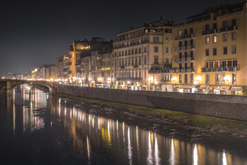 Fototapeta na wymiar Old bridge and Arno river by night, Florence