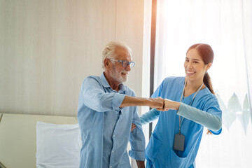 Obraz premium Nurse taking care of senior senior man patient at home.