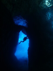 Obraz premium sun rays sun beams and sun shine underwater in cave beautiful light scenery in ocean scuba divers to see in cave backgrounds