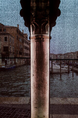 Fototapeta premium Una colonna del mercato del pesce di Rialto a Venezia con le tende rosse ai lati che mostrano il Canal Grande in trasparenza