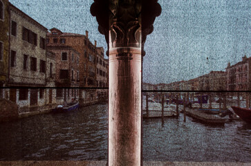 Una colonna del mercato del pesce di Rialto a Venezia con le tende rosse ai lati che mostrano il Canal Grande in trasparenza - obrazy, fototapety, plakaty