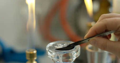Obraz premium Brewer in the laboratory of a brewery doing analysis on quality product.